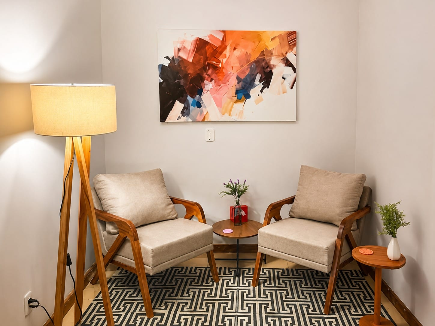 Sala de psicoterapia da IntegraMente, com poltronas confortáveis, luminária de luz quente e decoração aconchegante