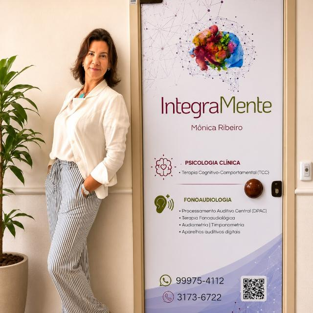 Mônica Ribeiro em seu consultório da IntegraMente, transmitindo acolhimento e profissionalismo